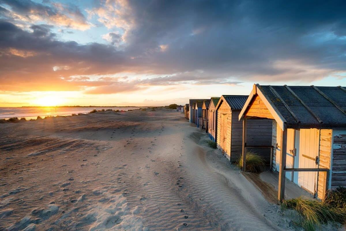 Sunny & Modern Near The Beach & Village W Parking East Wittering Exterior photo
